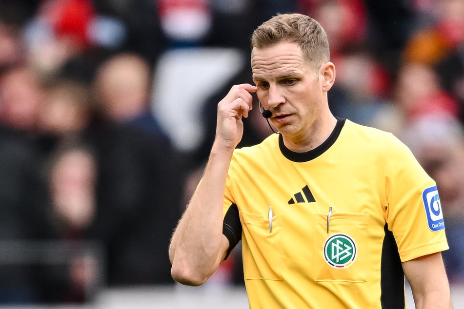 Sören Storks (37) pfeift am Samstag die Partie von St. Pauli gegen Heidenheim.