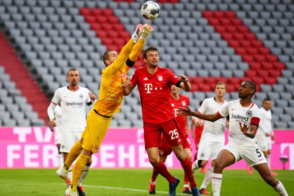 SGE-Keeper Kevin Trapp (vorne-links) stand in Hälfte eins öfter als gewünscht im Mittelpunkt. Hier klärt er vor Bayerns gut aufgelegtem Angreifer Thomas Müller.