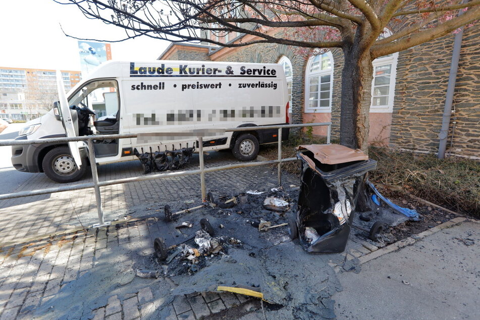 Auch in der Dr.-Salvador-Allende-Straße brannten Müllcontainer. Die Flammen beschädigten einen Citroën-Transporter.