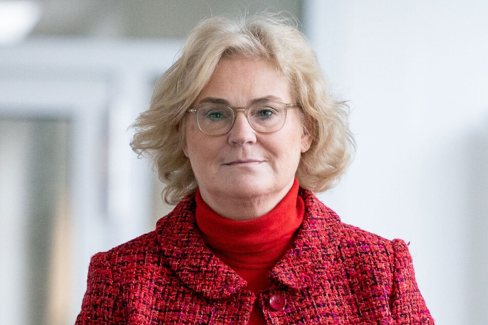Christine Lambrecht (SPD), Bundesministerin der Justiz und des Verbraucherschutzes, kommt für eine Presseerklärung in ihr Ministerium.