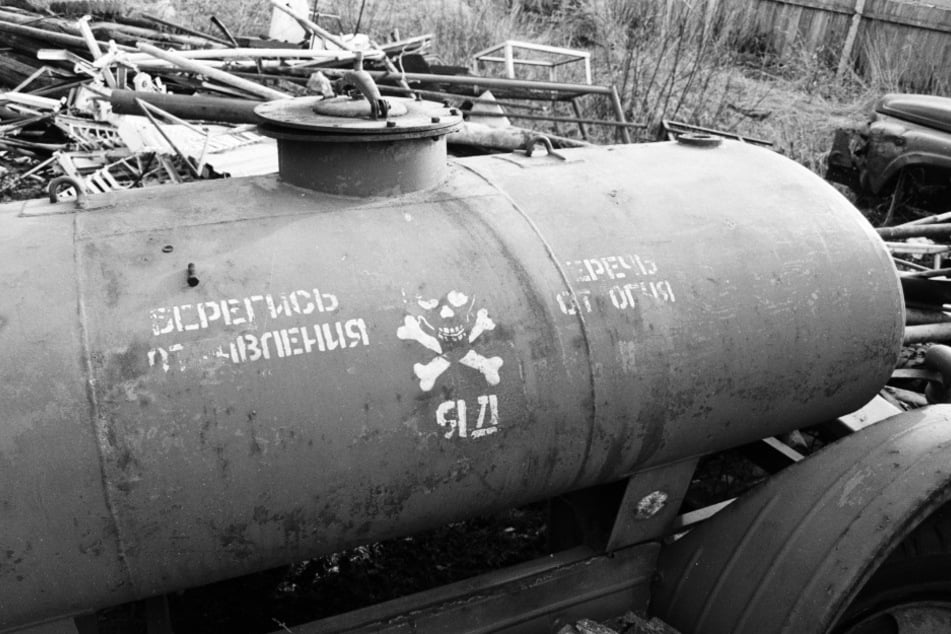 Ein Totenkopf auf einem Tankfahrzeug, das die GUS-Streitkräfte zurückließen, deutet auf einen gefährlichen Inhalt hin. (Archivfoto)