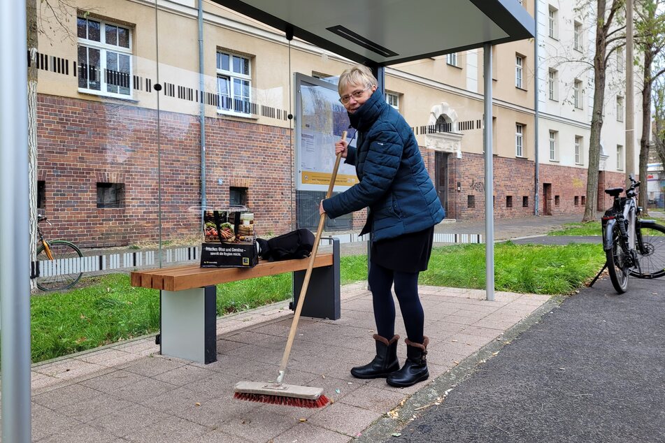 Selbst ist die Frau: Viola kümmert sich darum, dass die Bushäuschen nicht komplett vermüllen.