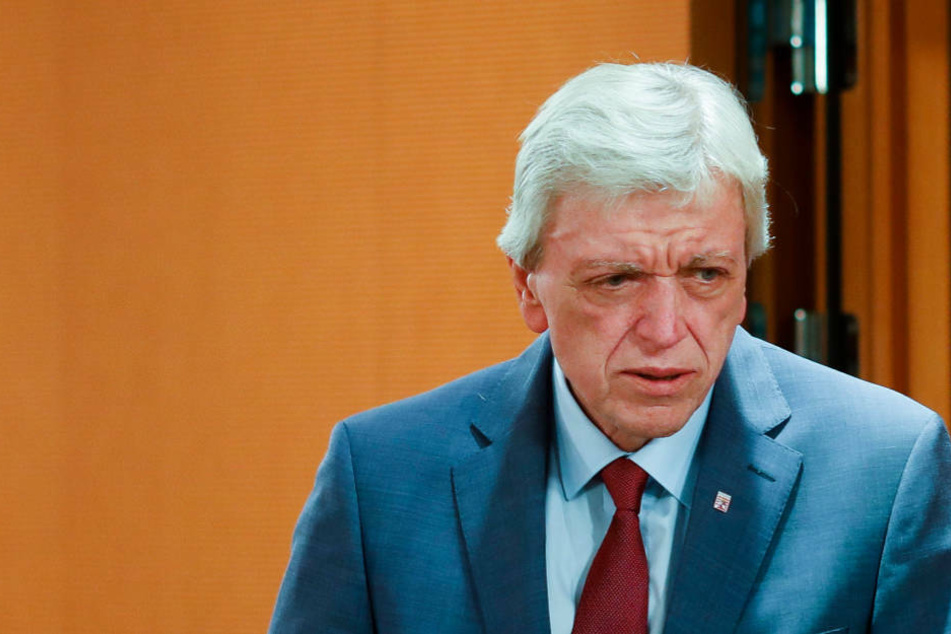 Hessens Ministerpräsident Volker Bouffier (68) warnt davor, die Polizei pauschal in eine rechtsextreme Ecke zu stellen, nimmt die Vorfälle aber dennoch sehr ernst (Archivbild).