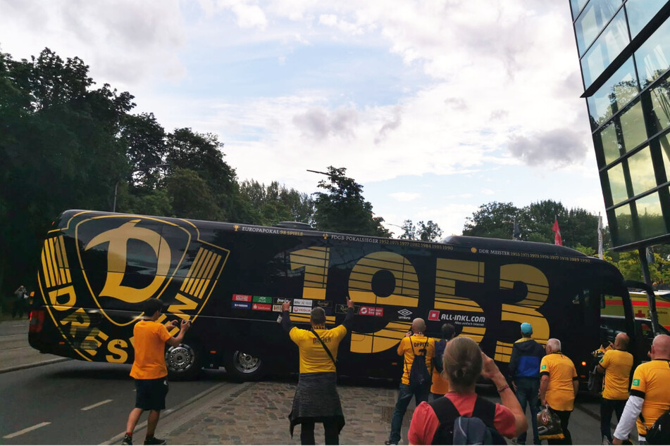 Dynamo Dresdens Teambus ist ebenfalls vorgefahren.