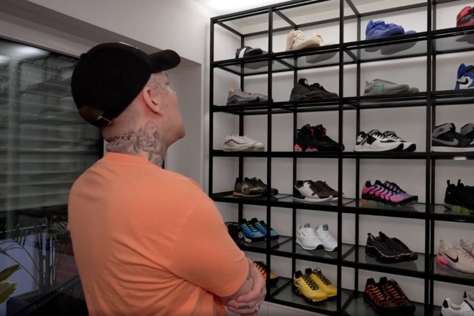 Laut eigener Aussage hat der YouTuber unter anderem bis zu 1000 Euro teure Schuhe, die er nicht einmal getragen habe.