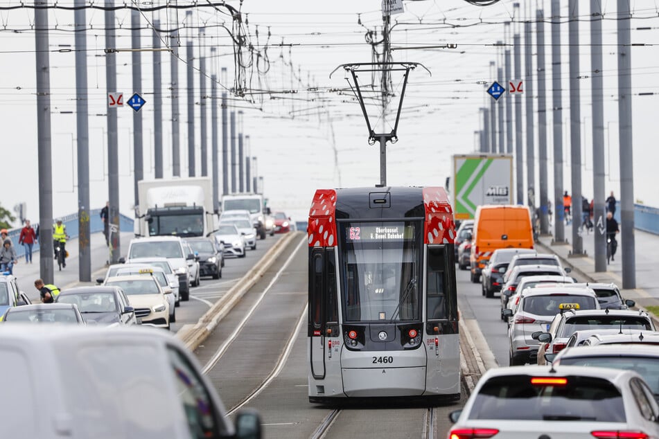 Mit kostenlosen Bus- und Bahnfahrten will die Stadt die Auswirkungen der Brückensperrung abmildern.