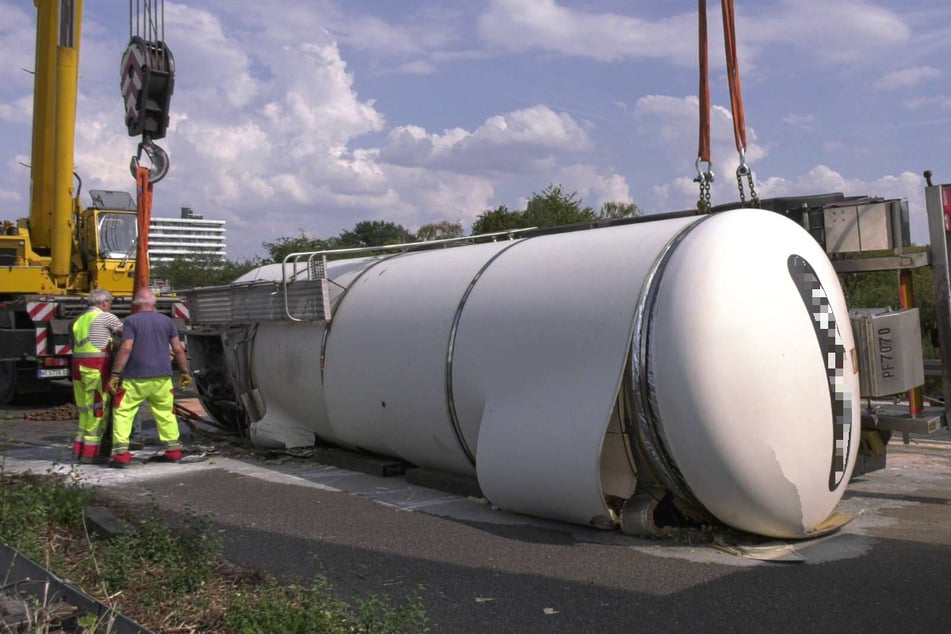Unfall A57: Tanklaster kippt um: Erhebliche Einschränkungen nach schwerem Unfall an der A57