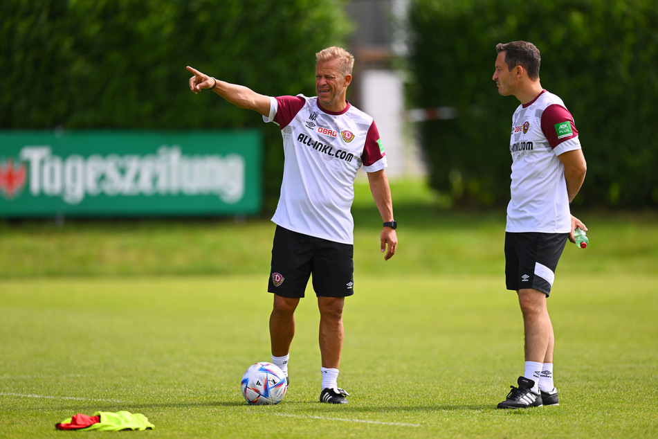 Dynamo-Trainer Markus Anfang (48) und Co-Trainer Florian Junge (35) bereiten sich mit der Mannschaft in der Sonne vor.