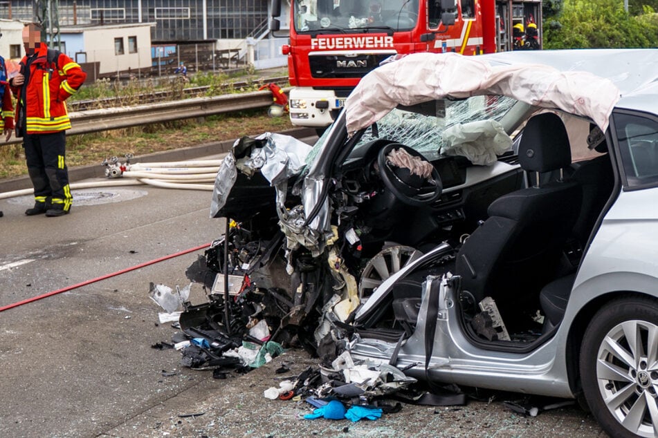 Schwerer Unfall in Bingen-Kempten: Feuerwehrkräfte befreiten eine verletzte Frau (35) aus dem Wrack ihres Autos.