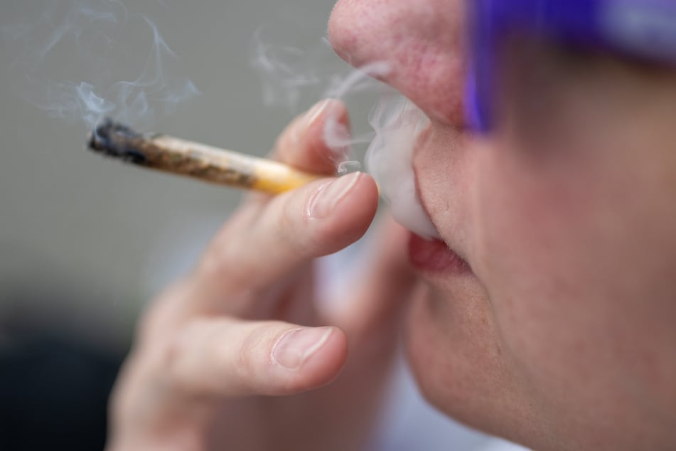 Mit Wirkung zum 1. April 2024 wurde der private Konsum und Besitz von geringen Mengen Cannabis für Erwachsene in Deutschland legalisiert und im Cannabisgesetz reglementiert.