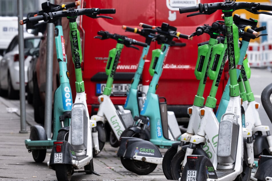 E-Scooter verschiedener Anbieter stehen in der Frankfurter City: Die Stadtverwaltung hat am Donnerstag neue Regeln für die Leih-Roller vorgestellt.
