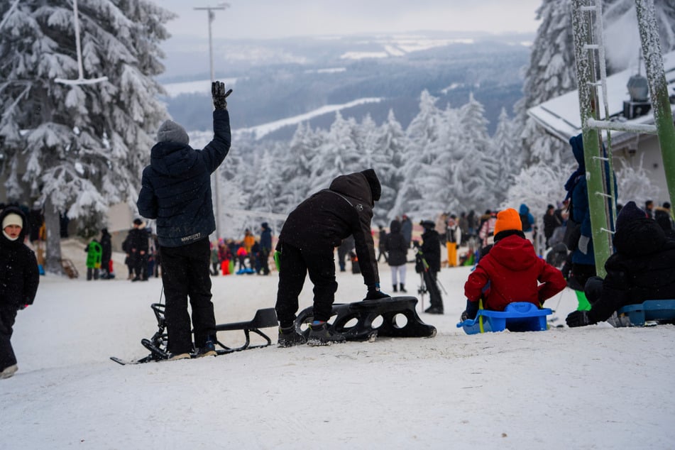 Natürlich nutzen auch viele Kinder den Schnee auf der Wasserkuppe zum Rodeln.