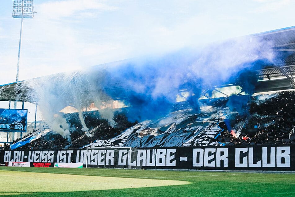 Jetzt Dauerkarte sichern und bei jedem Heimspiel des CFC dabei sein.