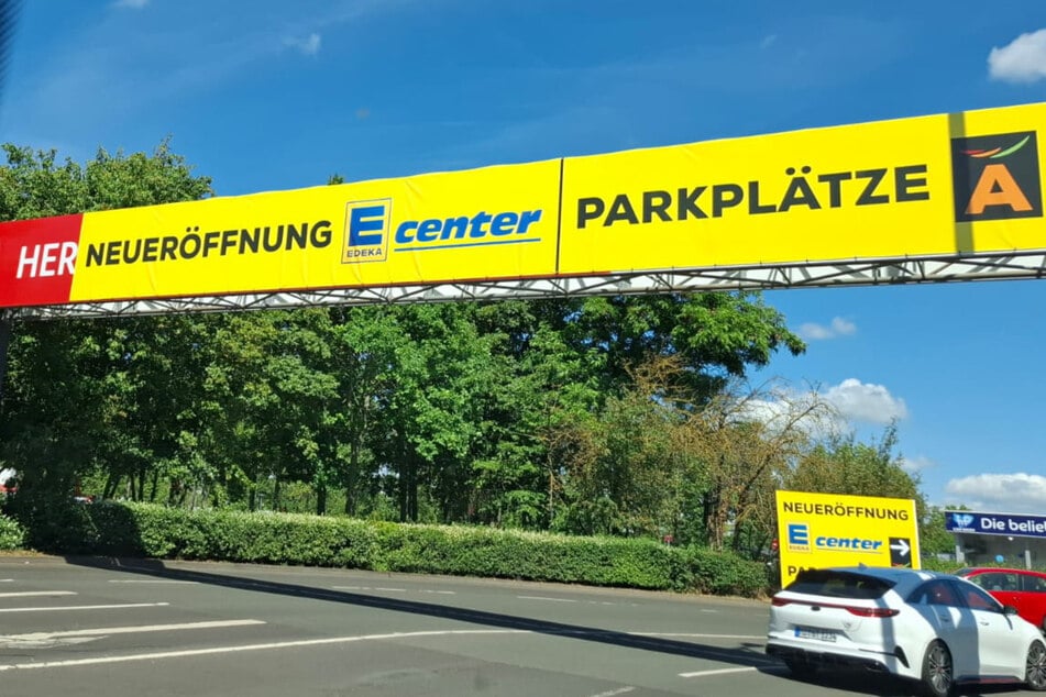 Schon bei der Einfahrt zum Florapark werden die Kunden auf die Neueröffnung hingewiesen.