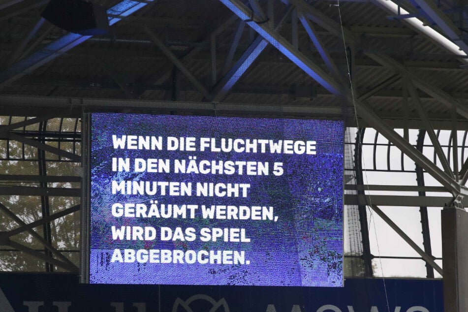 Einige Fluchttore wurden mit Bannern versperrt, weswegen Schiedsrichter Christoph Dallmann mit einem Spielabbruch drohte.