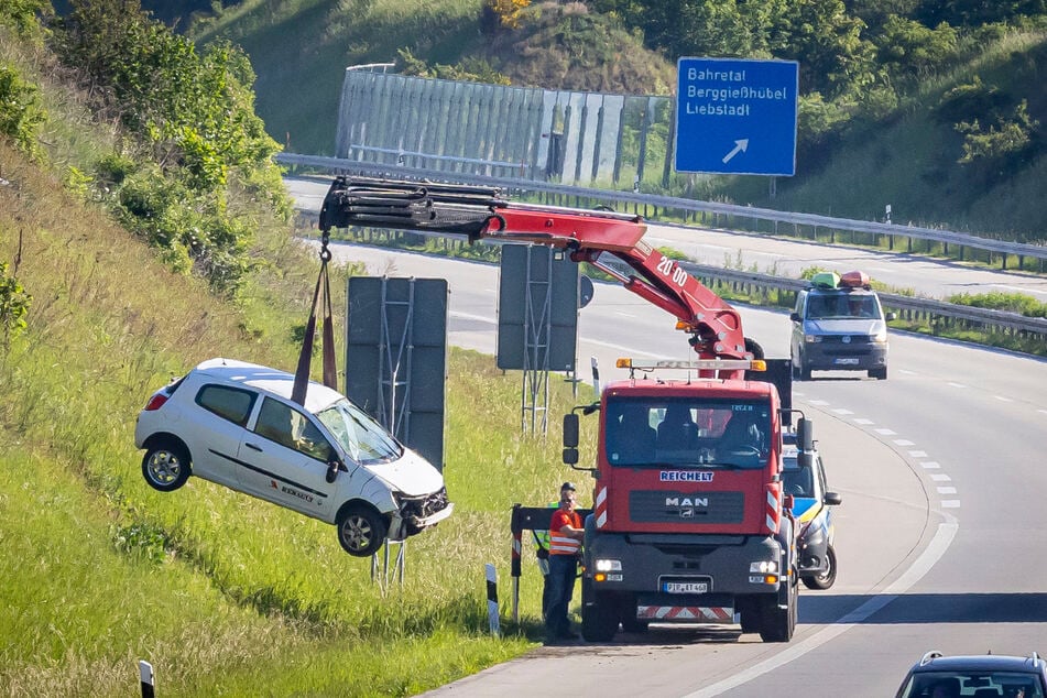 Der Wagen wurde von einem Abschleppdienst geborgen.