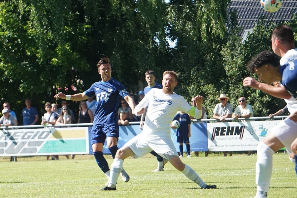 Leon Damer (25, l.), am Vortag in Göritzhain vierfacher Torschütze, ging am Samstag in Hartmannsdorf leer aus.