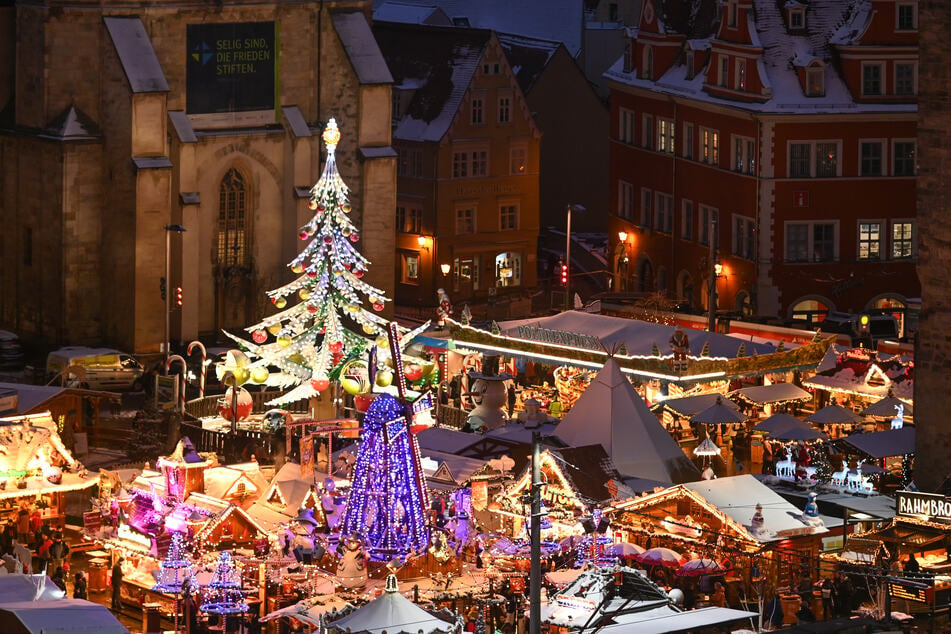 Auch der Weihnachtsmarkt in Halle lockt jährlich Hunderttausende Gäste an. (Archivbild)