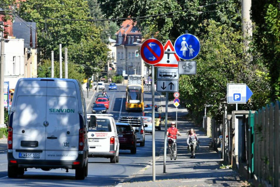 Die Königsbrücker Landstraße in Blickrichtung stadtauswärts. Aktuell gibt es keine Radwege, Autos haben jedoch eine eigene Spur.
