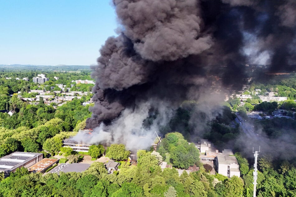 Eine Photovoltaikanlage löste den verheerenden Brand aus, zerstörte dabei eine Realschule und ein Gymnasium.