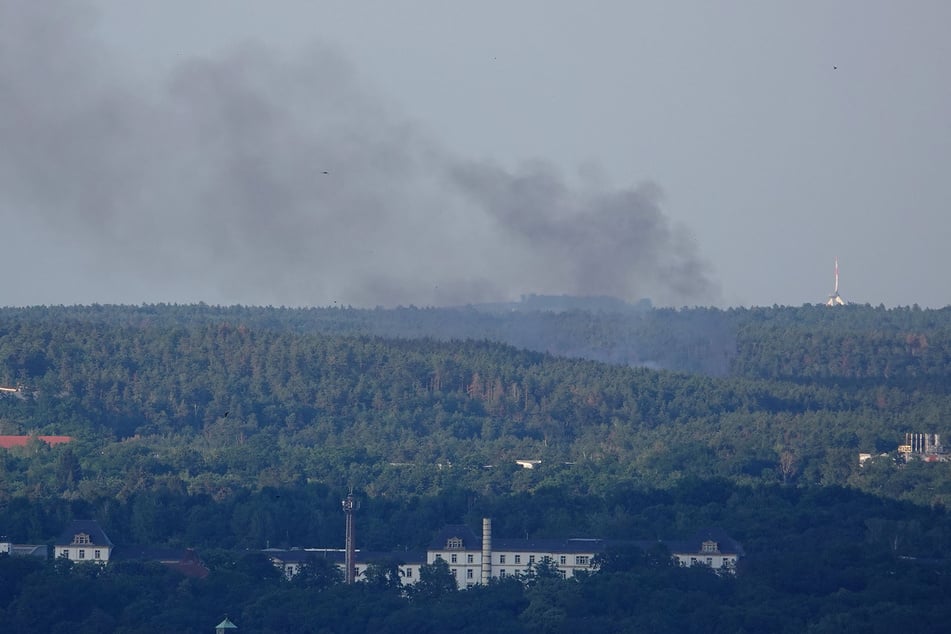 Dresden: Rauchsäule über Dresden: Feuerwehr sperrt Bahnstrecke