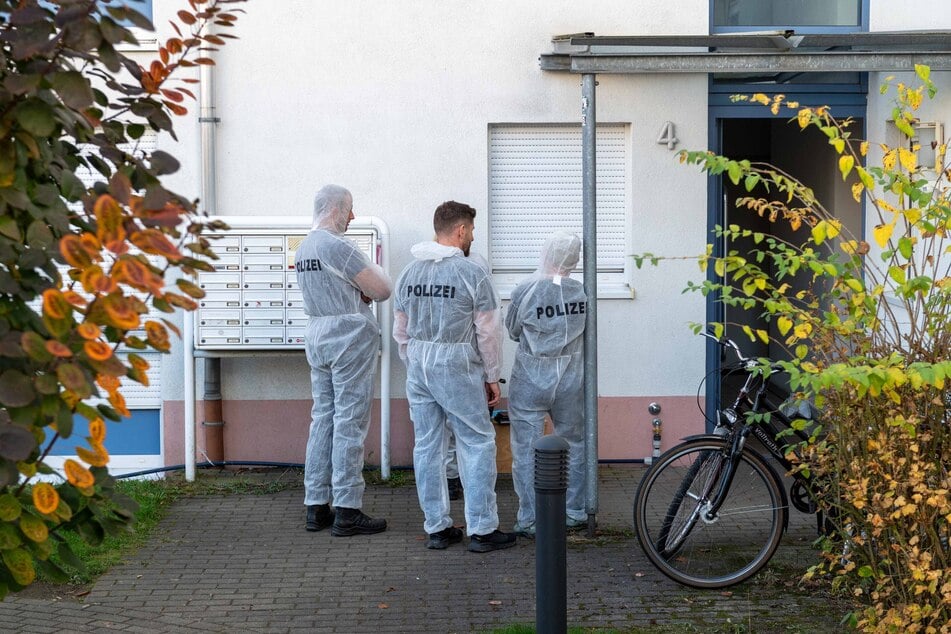 Kriminaltechniker sammelten am Tatort Spuren.