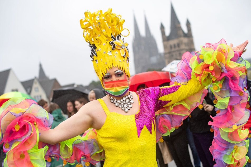 Für zwei Wochen werden in Köln die Regenbogenfahnen gehisst und etliche Veranstaltungen organisiert.