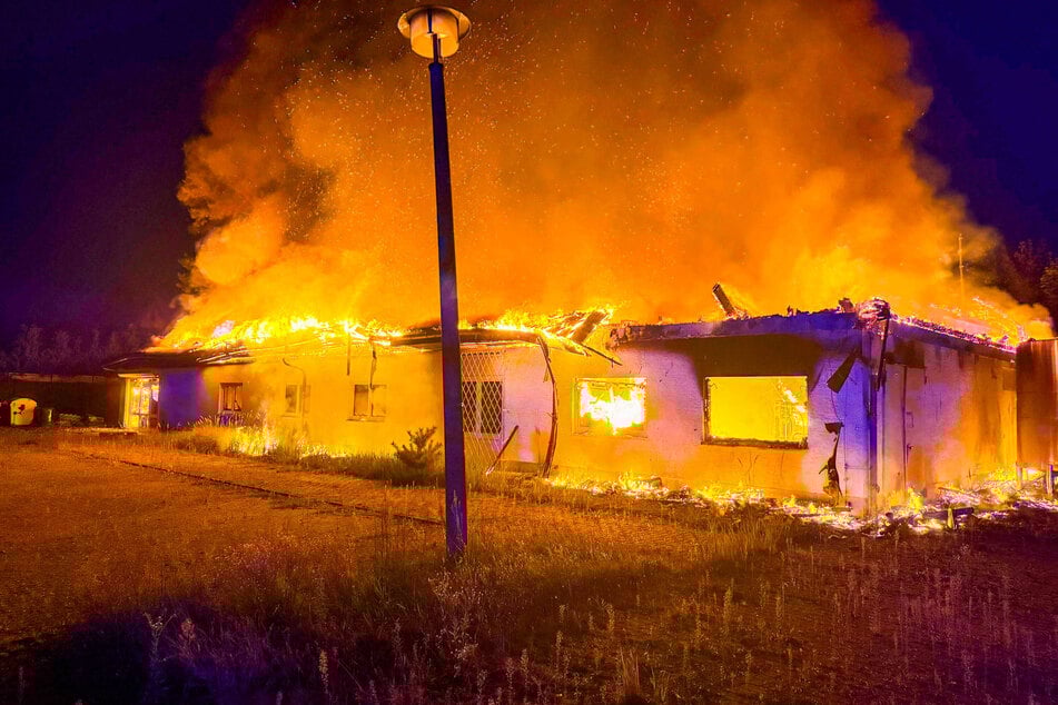 Hell erleuchteten die Flammen den frühen Morgen im Mühlenbecker Land.