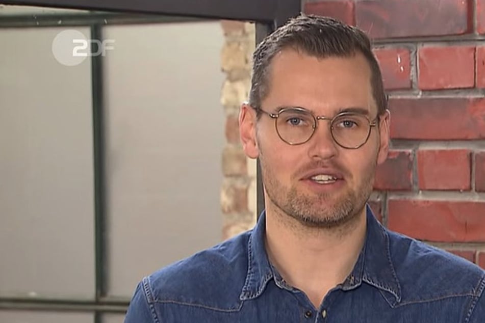 Fabian Krieg (37) aus Hamburg möchte bei "Bares für Rares" ein Porzellanservice im Namen seiner Schwiegereltern verkaufen.