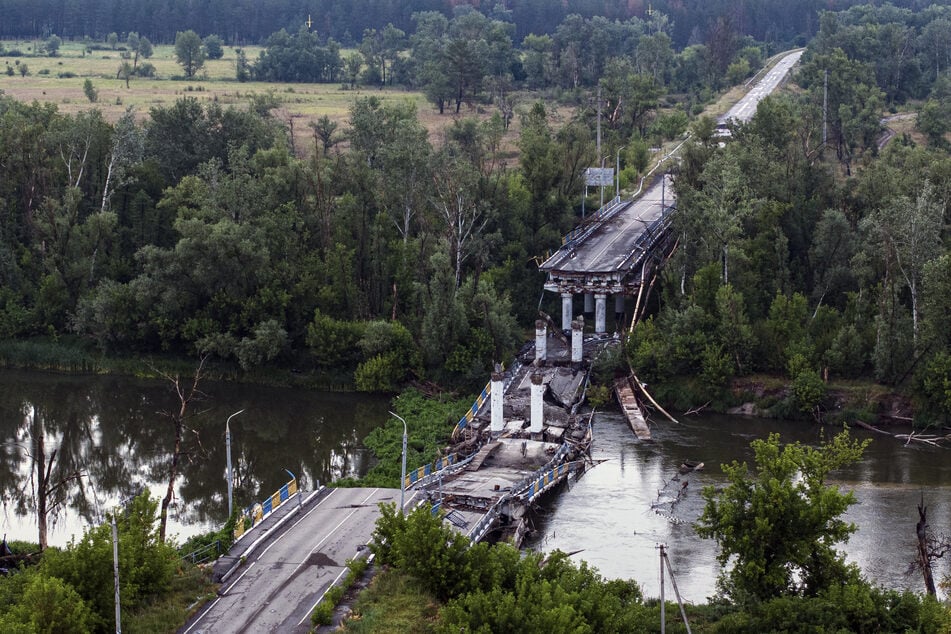 Eine zerstörte Brücke über den Fluss Siwerskyj Donez ist im befreiten Dorf Bogorodychne in der Ukraine zu sehen. (Archivbild)