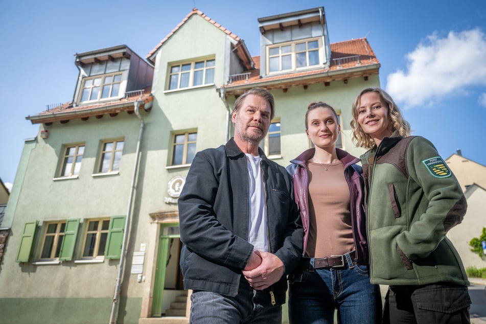 Das mögliche Aus des "Dresdner Tatorts" ist auch Thema bei den Dreharbeiten zum nächsten Erzgebirgskrimi. Im Bild: Kai Scheve (60, vl.l.), Mathilda Switala (26) und Teresa Weißbach (45).