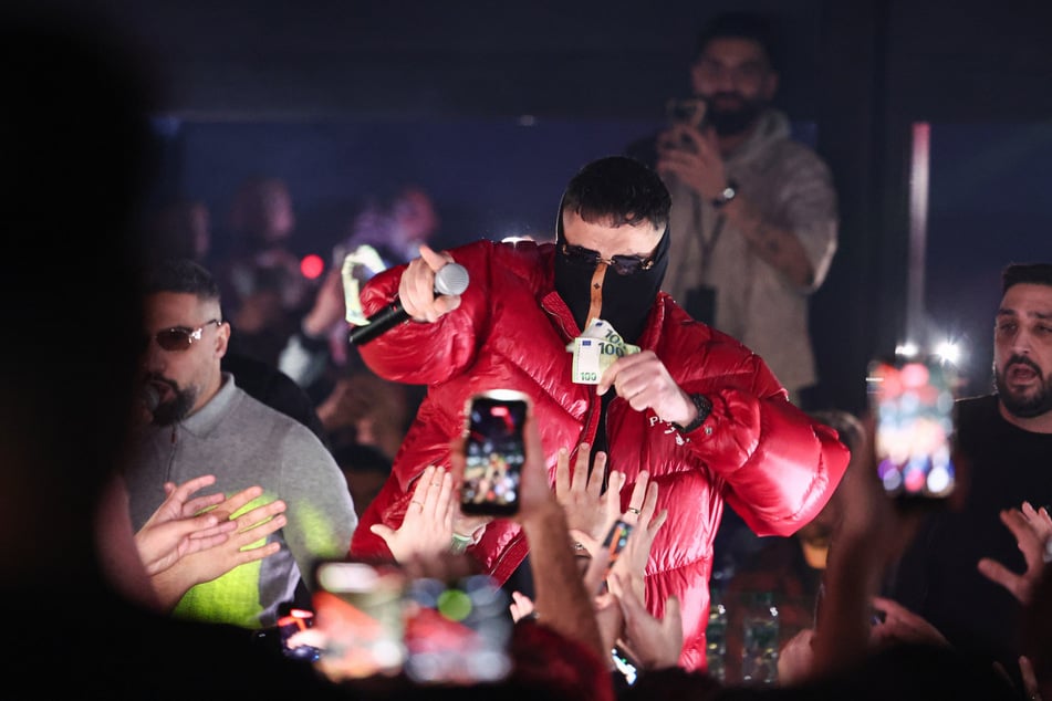 Während seines Konzerts in Gießen warf "Hafti" mehrere 100-Euro-Scheine ins Publikum.