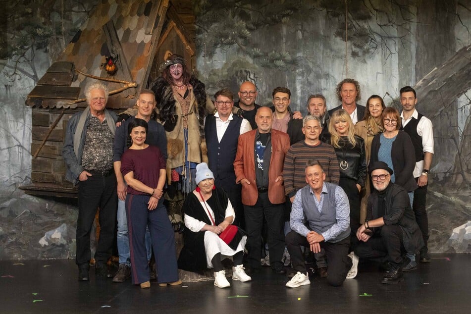 "Baba Jaga"-Klassentreffen fast aller Mitwirkenden des ersten Teils der Märchenkomödie auf der Bühne des Boulevardtheaters.