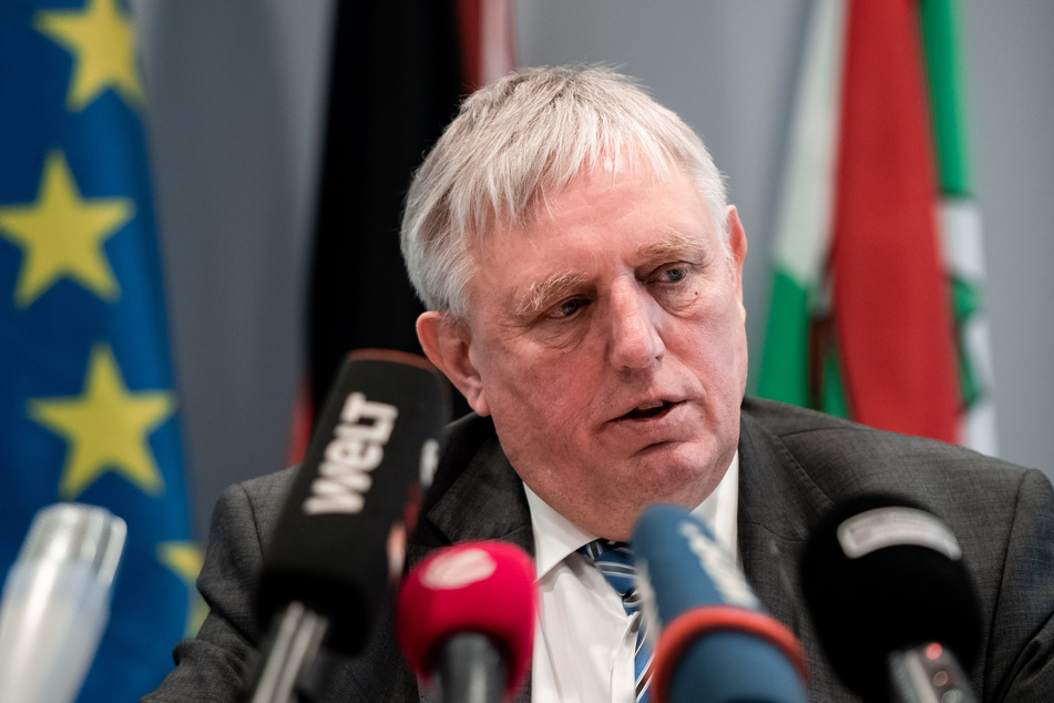 Karl-Josef Laumann (CDU), Minister für Arbeit, Gesundheit und Soziales von Nordrhein-Westfalen, gibt nach den ersten Coronavirus-Fällen ein Pressestatement ab.