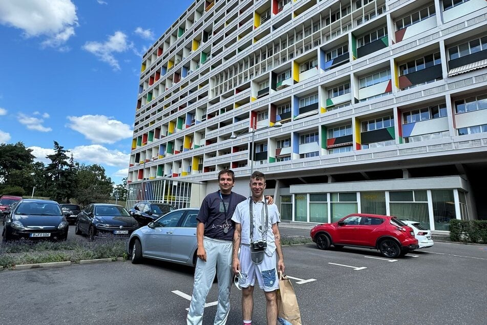 Alex Winterstein (34, l.) und Daniel Hopp (38) sind die Köpfe hinter "Signature Move 2". Im Hintergrund: Das Corbusierhaus im Berliner Westend, in dem die Ausstellung stattfand.