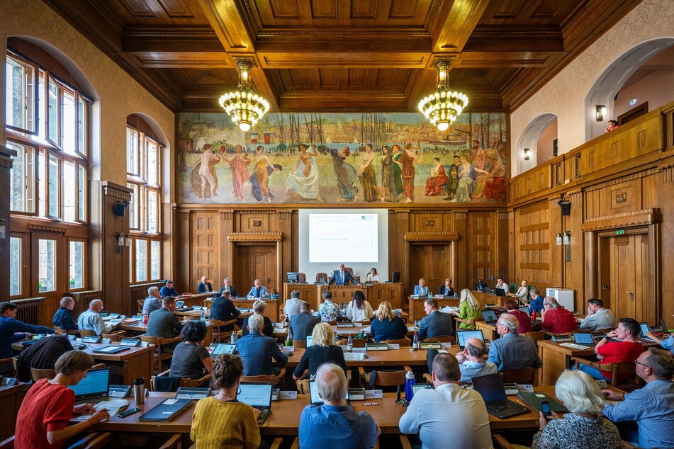 Nicht nur Ort der Politik: Der Stadtverordnetensaal mit dem Werk "Arbeit - Wohlstand - Schönheit" von Max Klinger während einer Ratssitzung.