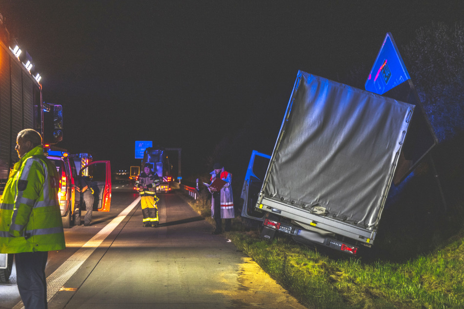 Wegen des Auffahrunfalls des Kleintransporters konnte der Schwerlasttransport seine Fahrt nicht fortsetzen.