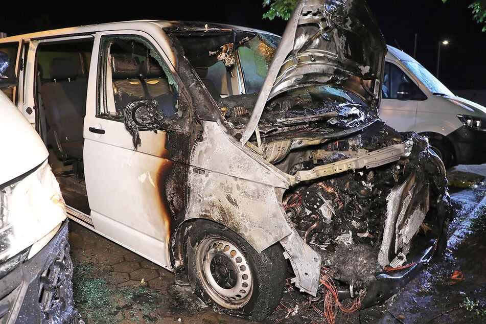 Ein VW T6 stand lichterloh in Flammen.