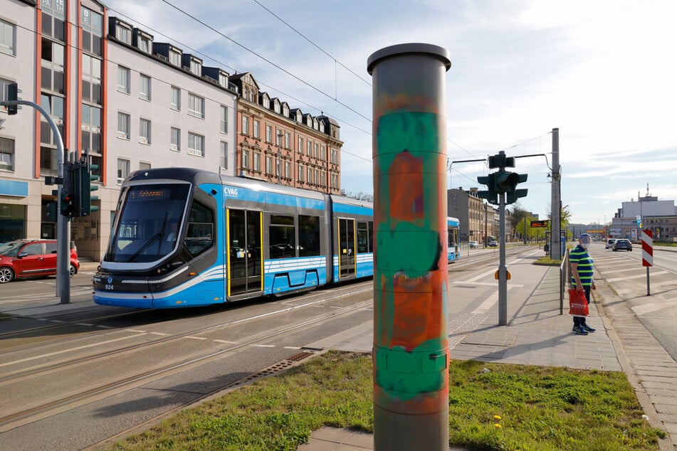 Hier wird erstmal niemand mehr geblitzt! Der Blitzer an der Kreuzung Zwickauer Straße/Barbarossastraße in Chemnitz wurde in der Nacht auf Montag beschmiert.