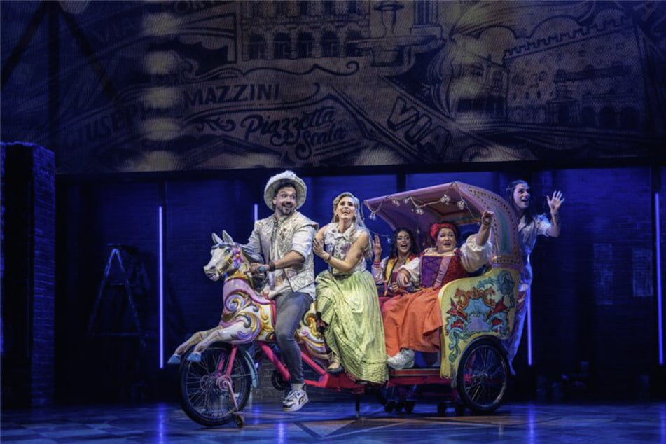 William Shakespeare, Anne Hathaway, Julia, Amme und May (v. l. n. r.) auf der Bühne bei "&amp; Julia".