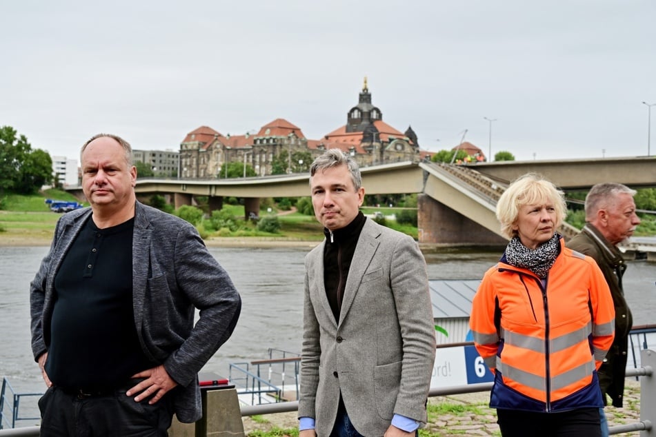 OB Dirk Hilbert (53, FDP, l.) und Baubürgermeister Stephan Kühn (45, Grüne, Mitte) vor der eingestürzten Brücke.