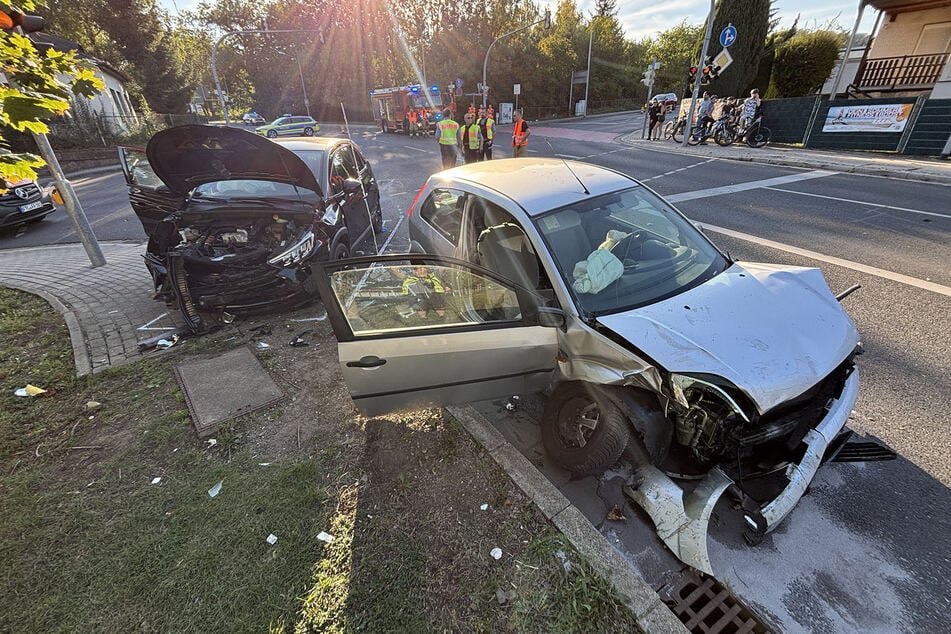 Ein Opel und ein Ford sind am heutigen Sonntagnachmittag zusammengestoßen.