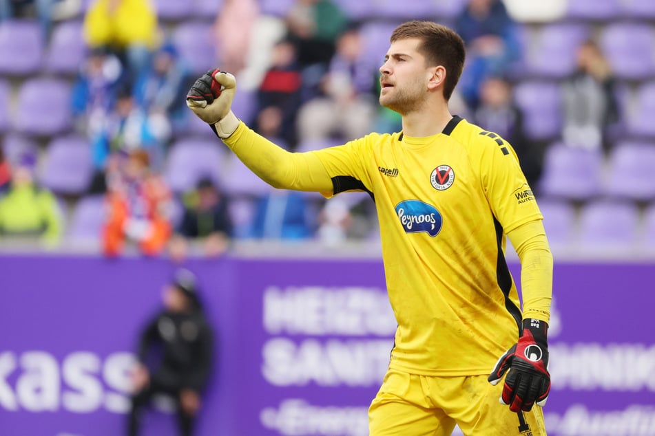 Torhüter Ben Voll (23) hat sich mit starken Leistungen bei Drittligist Viktoria Köln in den Fokus des FC St. Pauli gespielt.