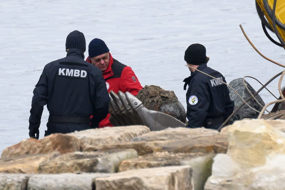 Mitarbeiter der Kampfmittelbeseitigung (KMBD) betrachten eine Bombe an der Carolabrücke.