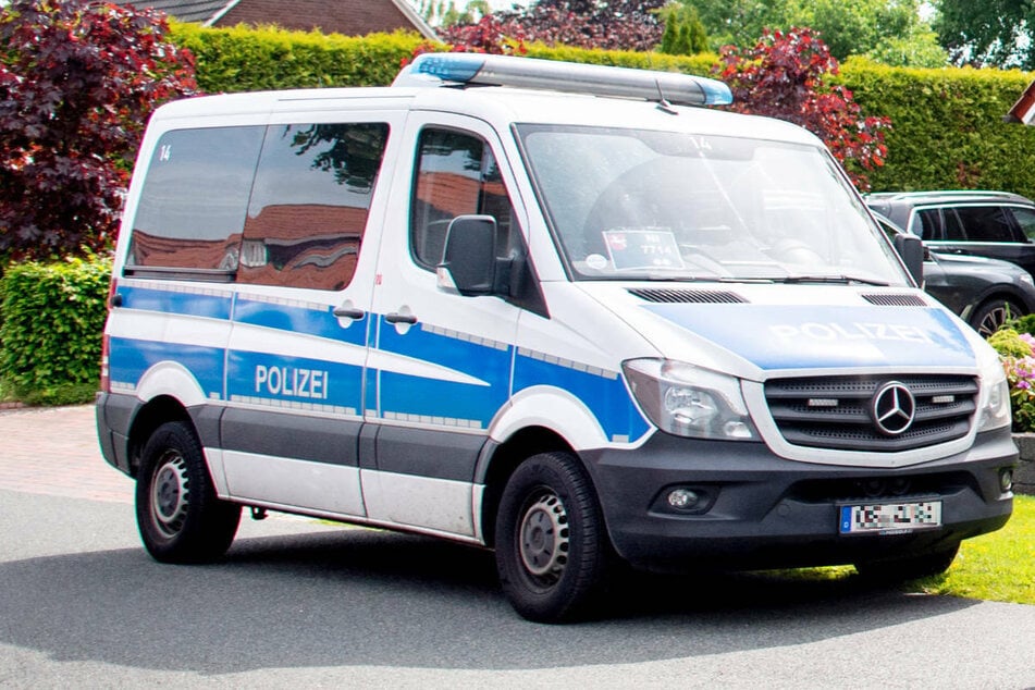 Anwohner haben am Dienstagnachmittag eine schwerverletzte Frau (†71) auf einem Grundstück in Lauchhammer aufgefunden. (Symbolfoto)