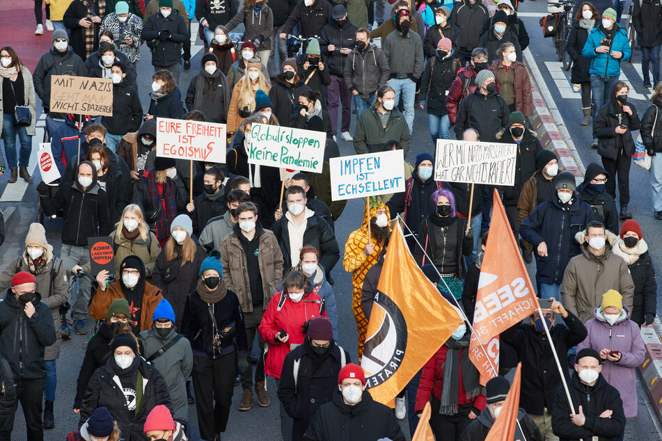 Menschen demonstrieren in Hamburg gegen die Corona-Maßnahmen. (Symbolbild)