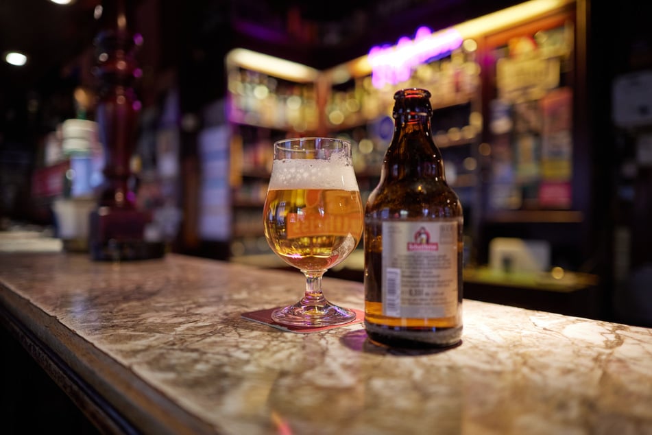 Nachdem einem 24 Jahre alten Mann bei einem Kneipenbesuch mehrere Hundert Euro unbemerkt in sein Hemd gesteckt wurden, sucht nun die Polizei nach dem heimlichen Gönner. (Symbolfoto)