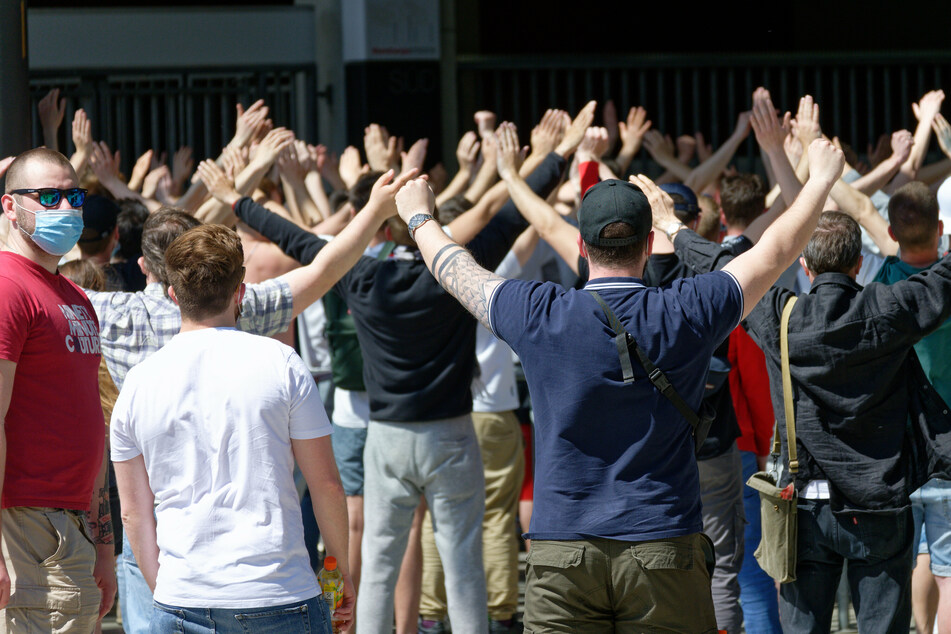 Fans des 1. FC Köln bei einem vergangenen Spiel in Köln.