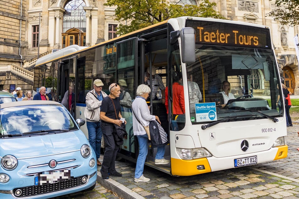 Ein Shuttlebus der Weißen Flotte fährt die Passagiere vom Georg-Treu-Platz zu den Anlegern oberhalb der Carolabrücke.