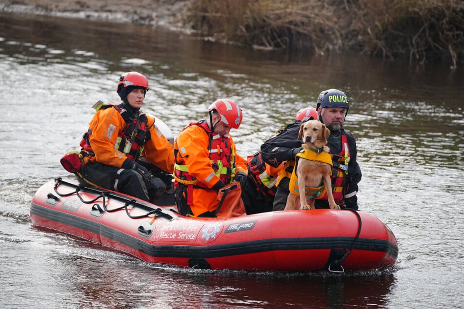 Eine Spezialeinheit der Feuerwehr und des Rettungsdienstes von Lancashire und der Polizei suchen am Fluss Wyre nach Nicola.